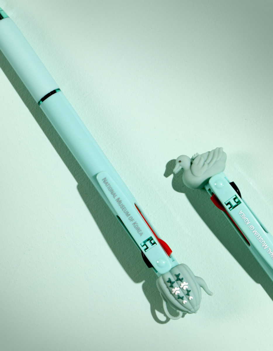 "meta_description": "Elevate your writing with the MUDS Celadon 3-Color Ballpoint Pen, inspired by Korean craftsmanship.",