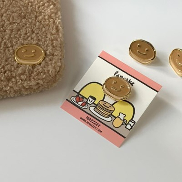 "meta_description": "Trendy pancake badge that changes with the light. Perfect unique accessory!",