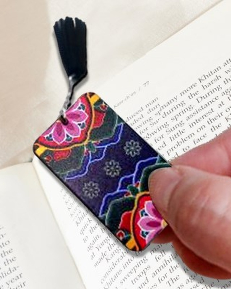 "meta_description": "Experience the beauty of K-Heritage with our Korean bookmark inspired by traditional Dancheong patterns.",