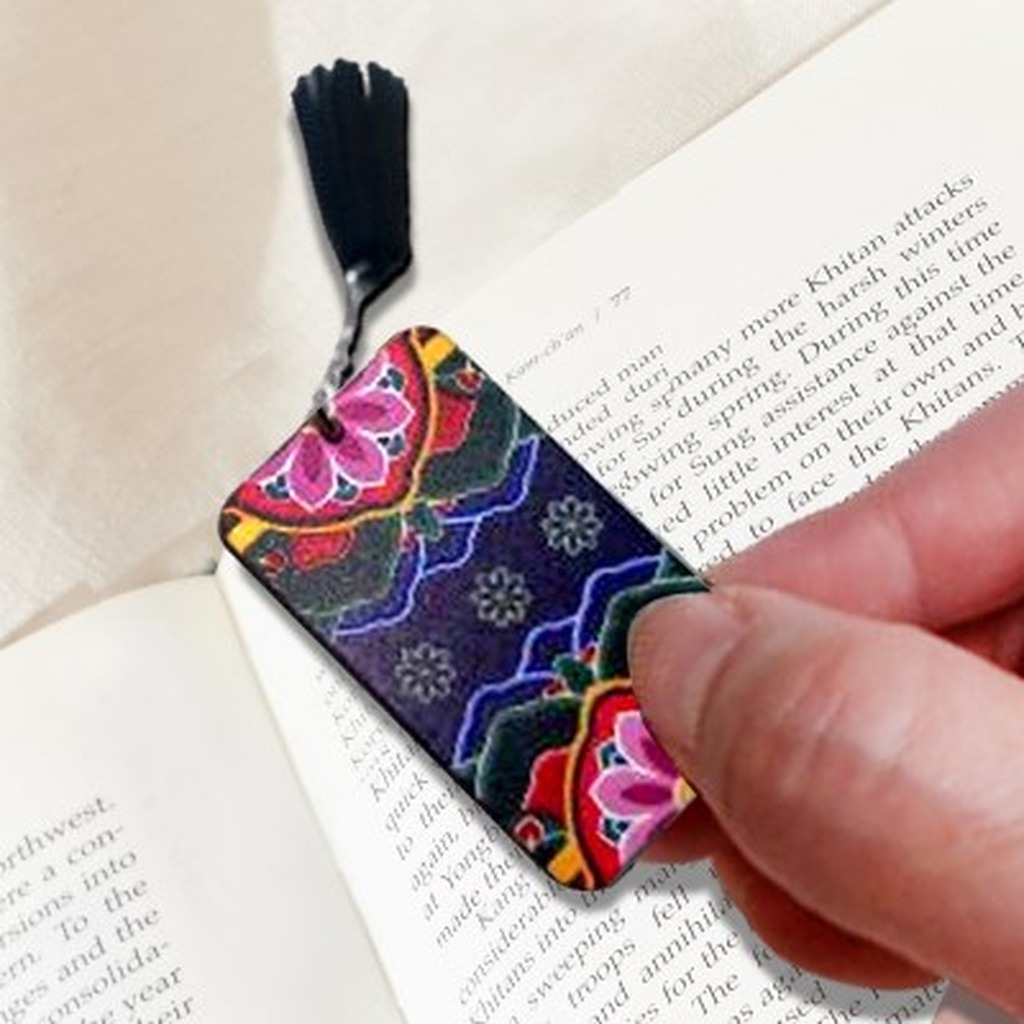 "meta_description": "Experience the beauty of K-Heritage with our Korean bookmark inspired by traditional Dancheong patterns.",