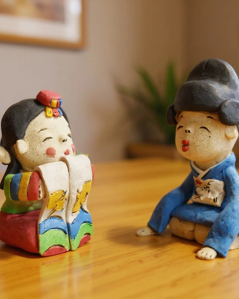 Alternative view of Korean Traditional Wedding Hanbok Ceramic Figurine Set