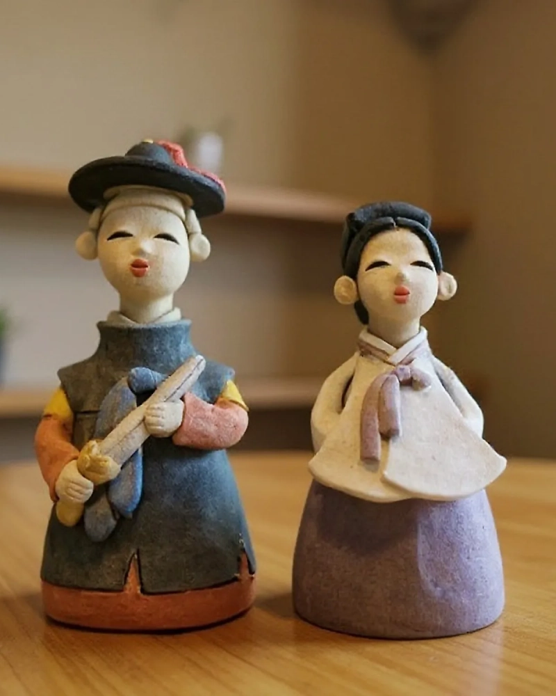 Korean Daejanggeum Traditional Hanbok Ceramic Figurines 2P Set