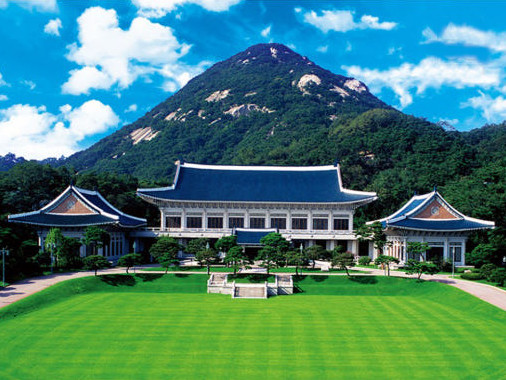 Alternative view of PUZZLE GALLERY 500 Piece Jigsaw Puzzle Blue House(Cheong Wa Dae) in Seoul South Korea