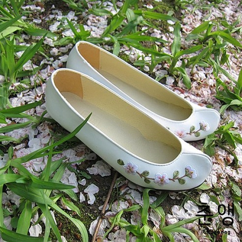 Traditional Korean Plum Blossom Embroidered Hanbok Shoes