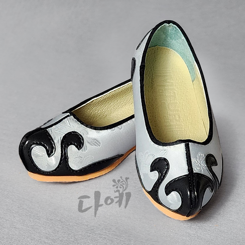 Alternative view of Taesahye Traditional Korean Hanbok shoes for boys