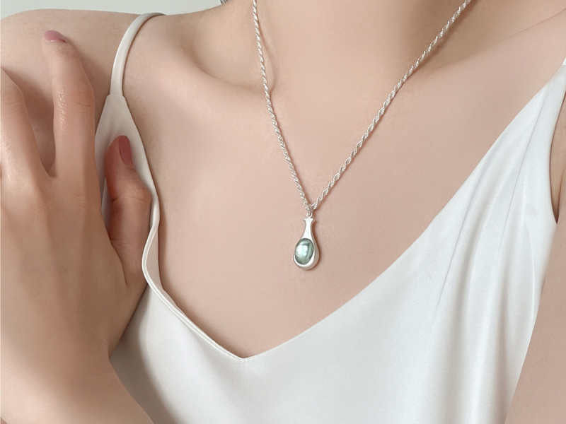 Alternative view of Cheonghwa Baekja (Blue-and-White Porcelain) Necklace