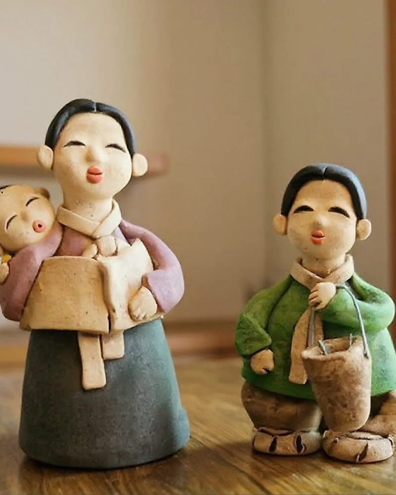 Alternative view of Korean Mother & Children Market Ceramic Figurines Set