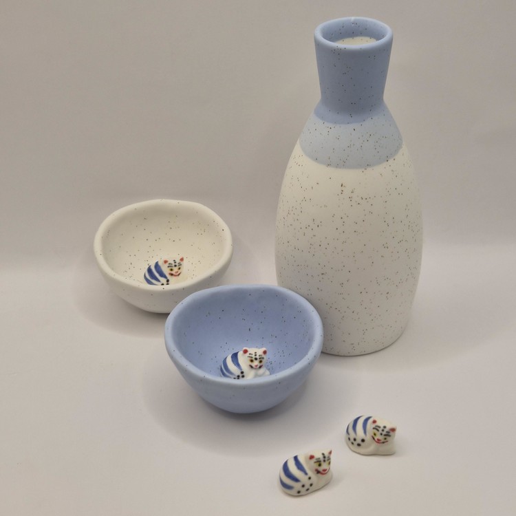 Alternative view of Hojakdo Liquor Bottle Set (Includes 1 Bottle + 2 Cups)