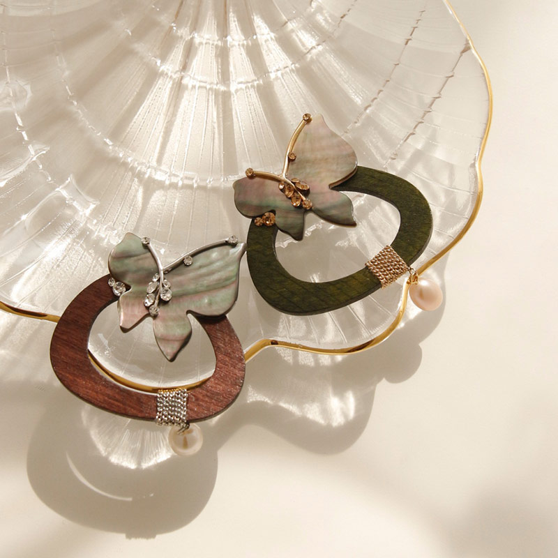 Mother-of-Pearl Butterfly Round Wood Pearl Brooch (Bb0368)