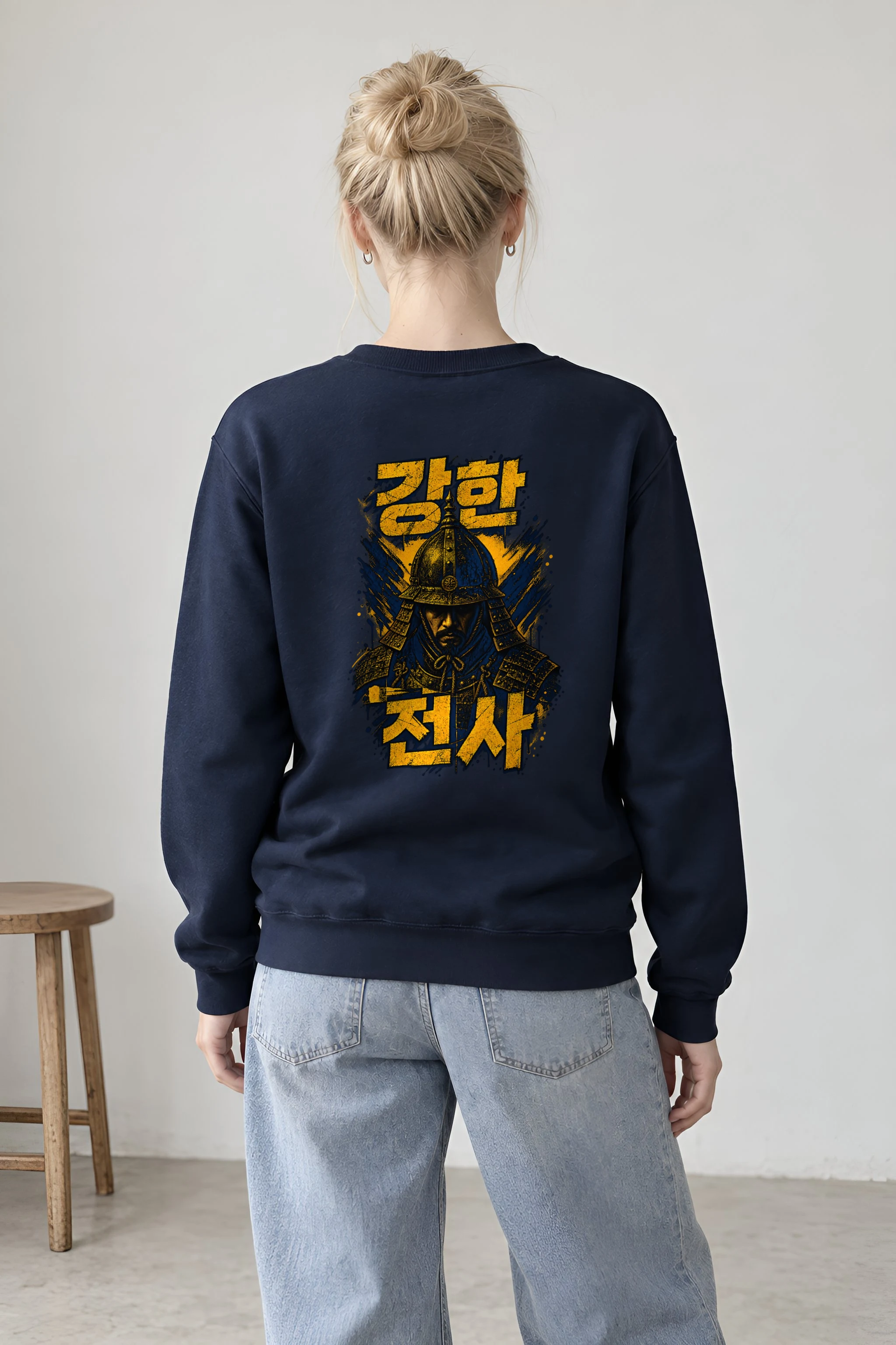 "강한 전사" Unisex Crewneck Sweatshirt