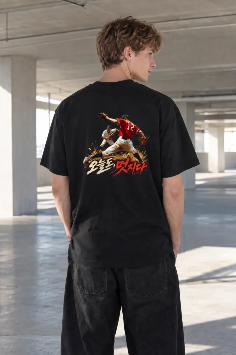 "오른손 맛좀 봐라" Heavyweight Unisex Crewneck T-shirt | Gildan 5000