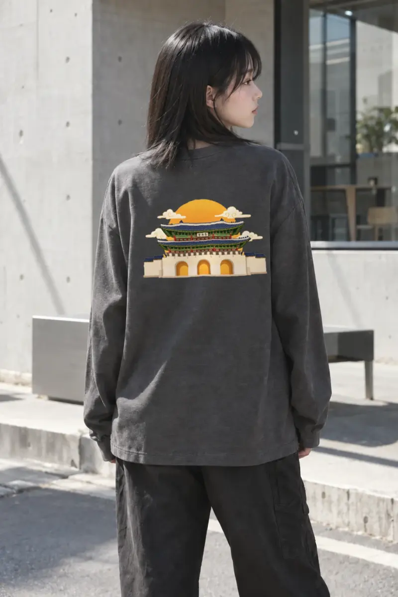 "Gwanghwamun Golden Sun" Unisex Longsleeve T-shirt | Gildan 2400