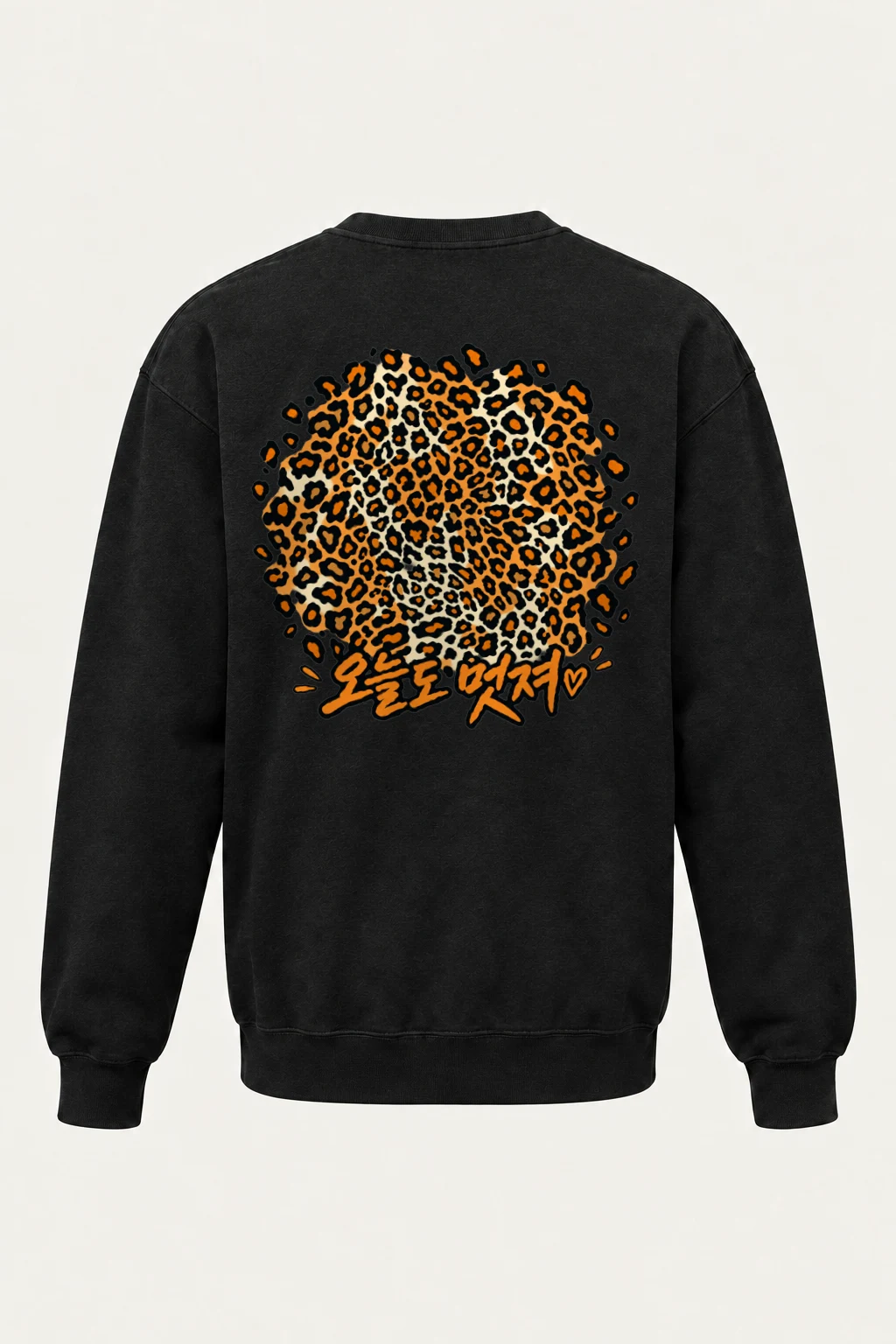 "Leopard Circle Heart" Heavy Blend Unisex Crewneck Sweatshirt | Gildan 18000