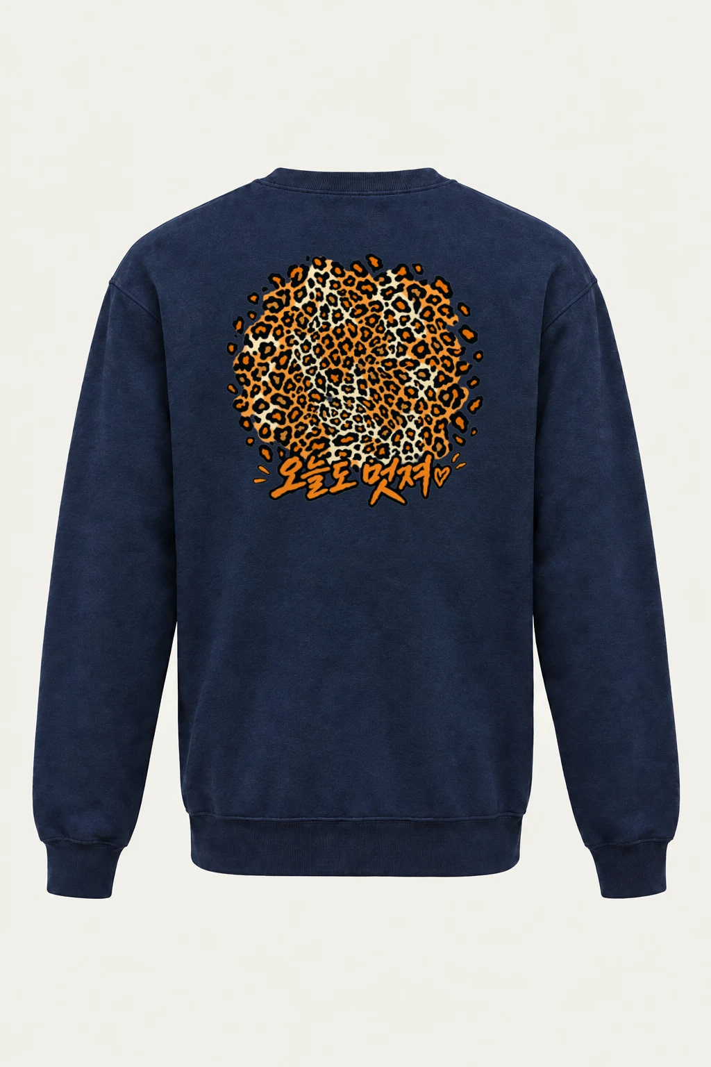 "Leopard Circle Heart" Heavy Blend Unisex Crewneck Sweatshirt | Gildan 18000