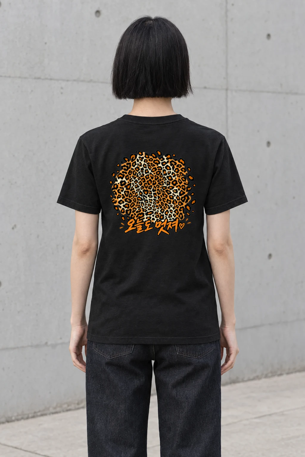 "Leopard Circle Heart" Heavyweight Unisex Crewneck T-shirt | Gildan 5000