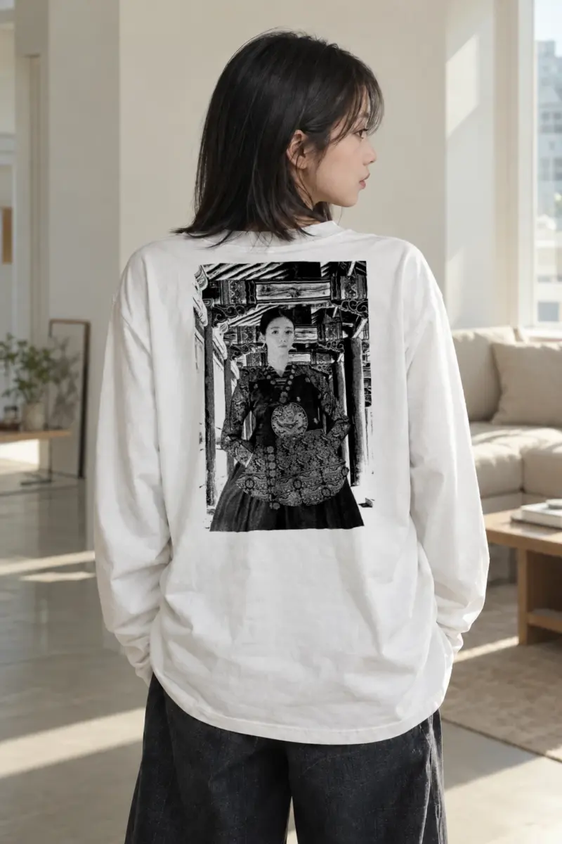 "Ornate Courtyard Muse" Unisex Longsleeve T-shirt | Gildan 2400
