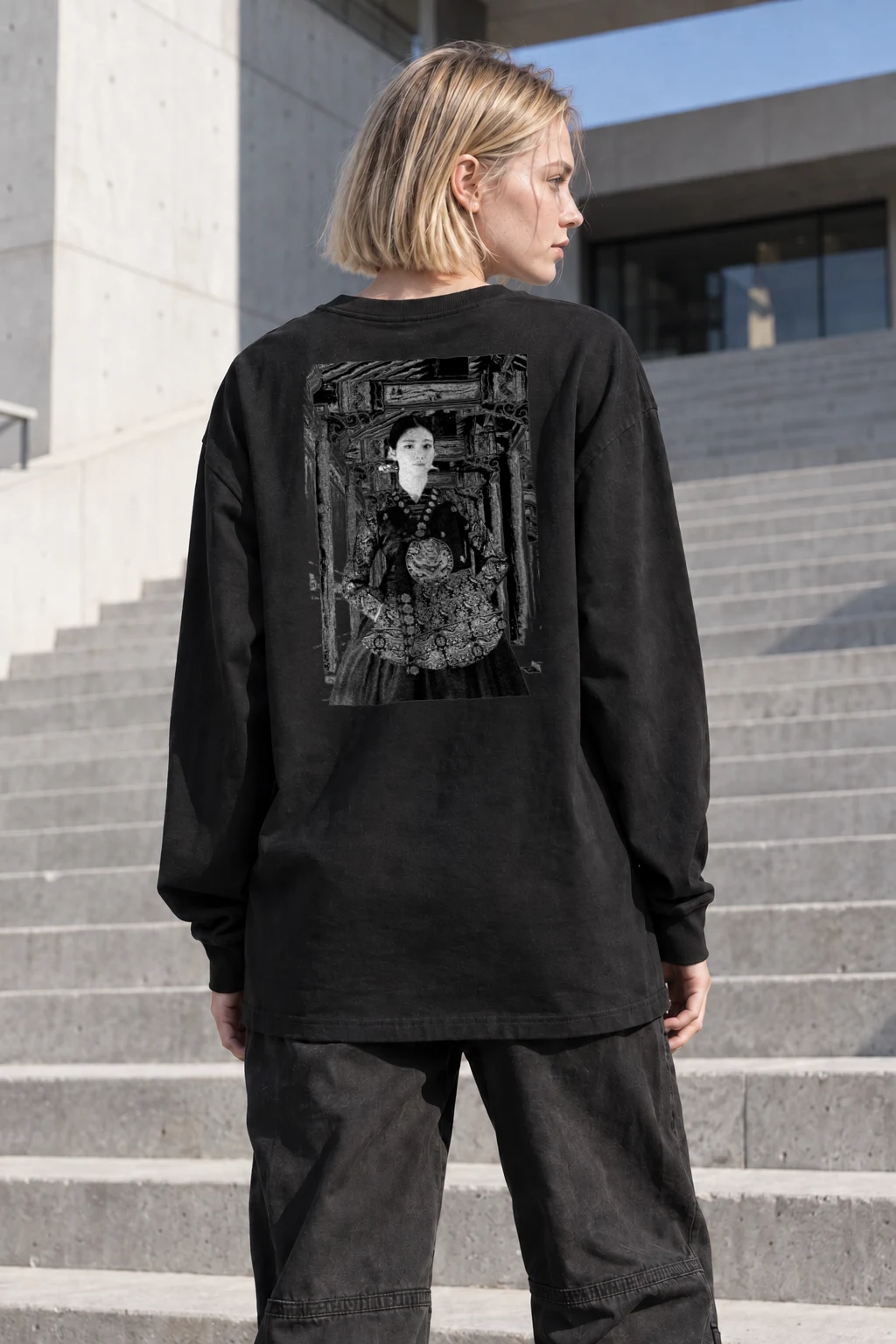 "Ornate Courtyard Muse" Unisex Longsleeve T-shirt | Gildan 2400